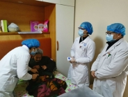 疫情期间坚持巡诊 关爱老人身体健康